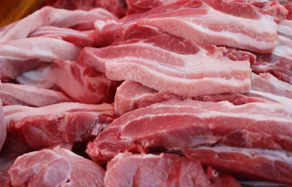 Сырая свинина для приготовления пищи на улице — стоковое фото