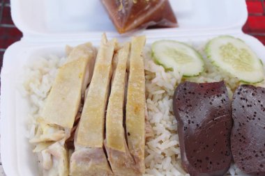 Tavuk çorbası ile lezzetli haşlanmış pirinç