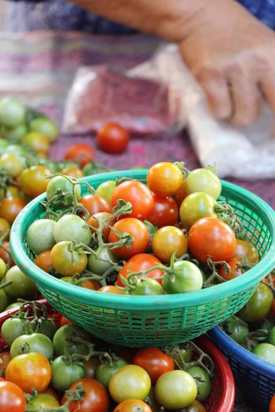 Sokak gıda yemek için taze domates