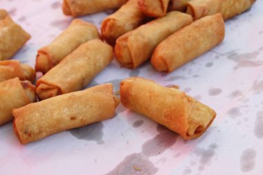 Meze yemek için geleneksel tava böreği