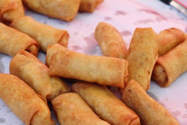 Meze yemek için geleneksel tava böreği