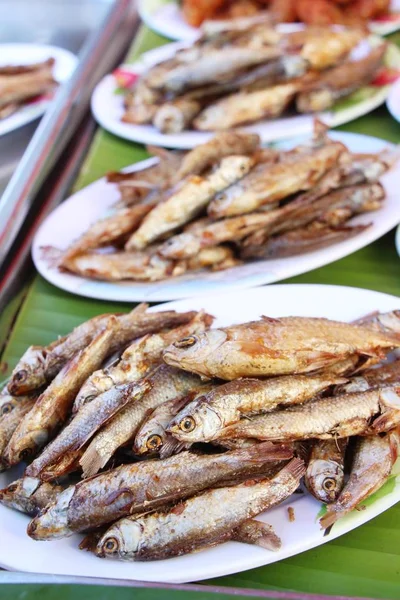 魚のフライはおいしい屋台の食べ物で — ストック写真