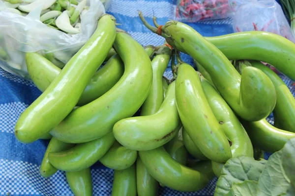 新鲜茄子绿色有机在街道食物 — 图库照片