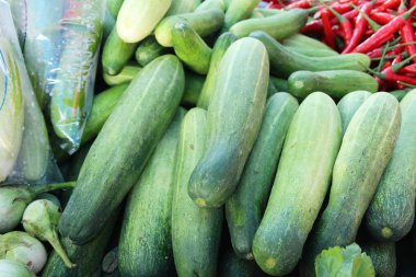 Belgili tanımlık çarşı içinde yemek pişirmek için taze salatalık