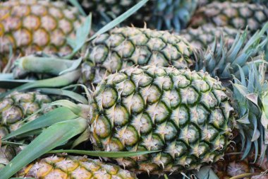 Taze ananas sokak yemeklerinde lezzetlidir.