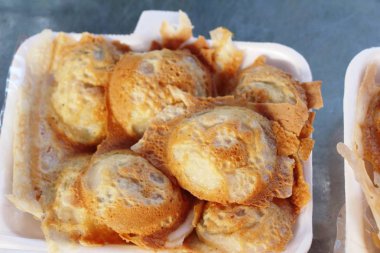 Hindistan cevizi sütü karıştırın şeker ve un, Tay tatlı