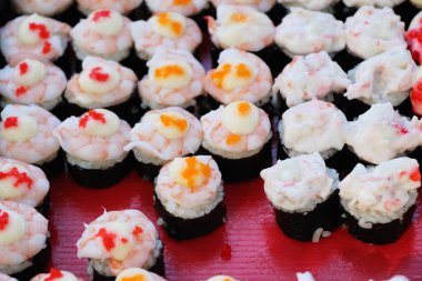 Karışık rulo suşi set lezzetli, Japon gıda