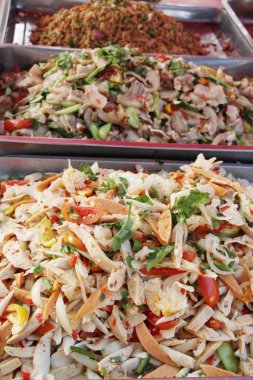 Baharatlı domuz eti salata sokak gıda lezzetli
