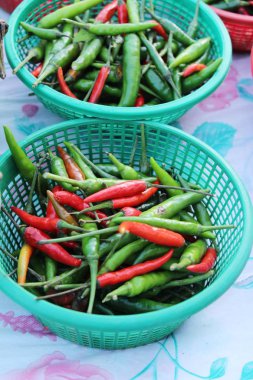 Sokak gıda yemek pişirmek için taze biber