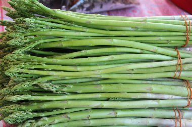 Markette yemek için taze yeşil kuşkonmaz