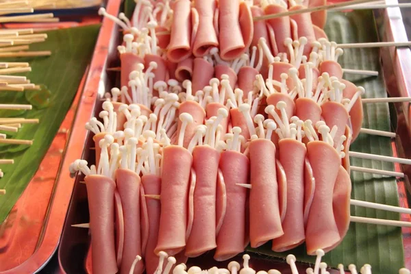 Bacon Avvolto Funghi Deliziosi Cibo Strada — Foto Stock