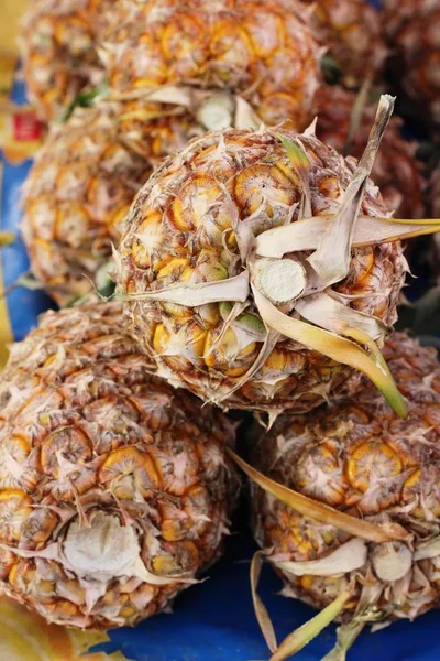 街头食物新鲜的菠萝很好吃 — 图库照片