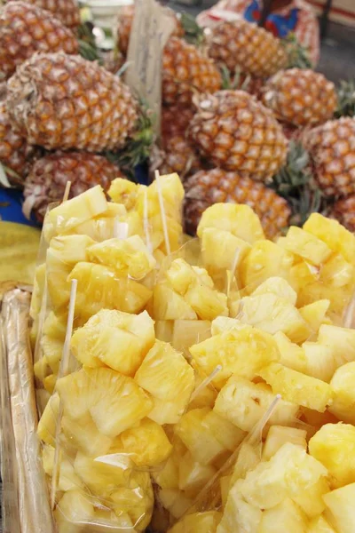 Piña Fresca Deliciosa Comida Callejera —  Fotos de Stock
