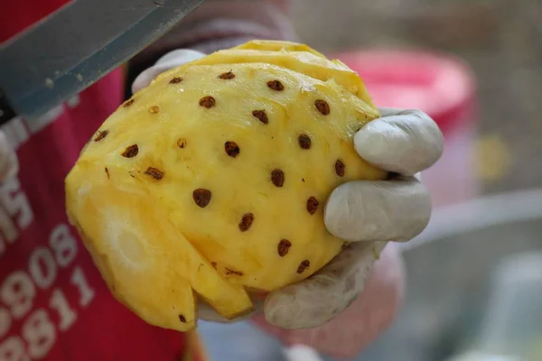 Piña Fresca Deliciosa Comida Callejera —  Fotos de Stock