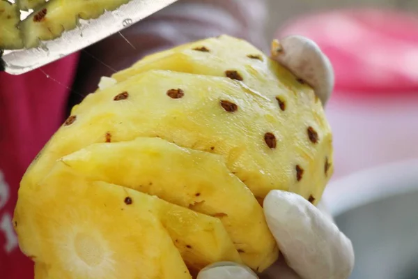 Świeże Ananasy Jest Pyszne Ulicznym Jedzeniu — Zdjęcie stockowe