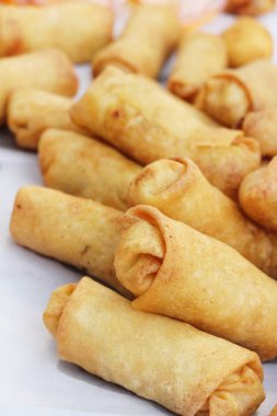 Meze yemek için geleneksel tava böreği