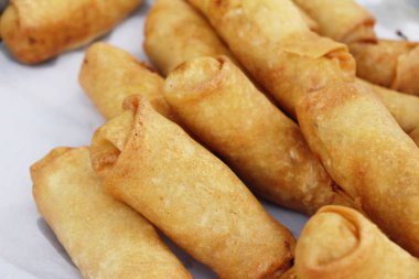 Meze yemek için geleneksel tava böreği