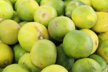 Sokak gıda yemek pişirmek için taze limon