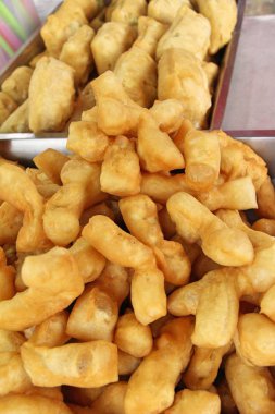 Derin kızarmış hamur lezzetli sopa içinde çarşı