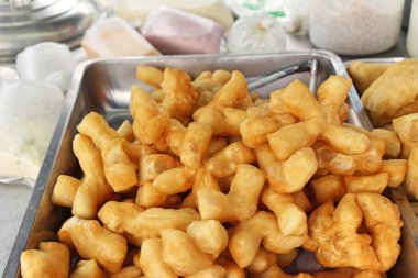 Derin kızarmış hamur lezzetli sopa içinde çarşı