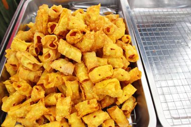 Çıtır çıtır kızarmış domuz eti köfte sokak gıda