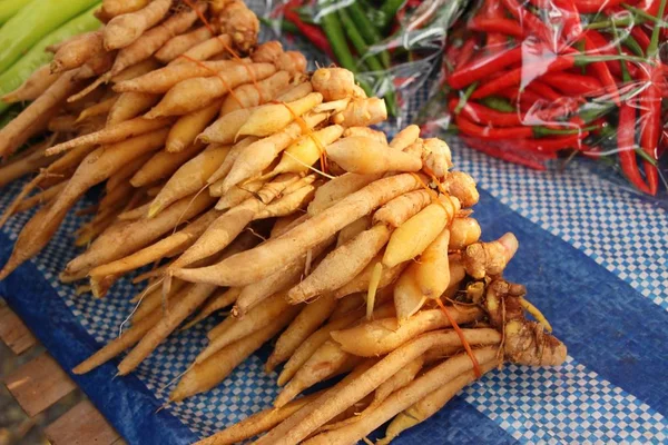 市場で調理用のショウガの根 — ストック写真