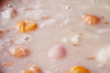 Hindistan cevizi sütü ve yumurta (Bua Loi), renkli köfte Tay tatlı