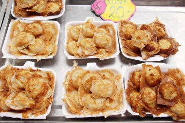 Hindistan cevizi sütü karıştırın şeker ve un, Tay tatlı