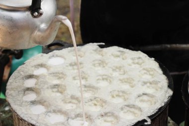 Hindistan cevizi sütü karıştırın şeker ve un, Tay tatlı