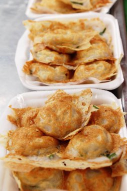 Hindistan cevizi sütü karıştırın şeker ve un, Tay tatlı