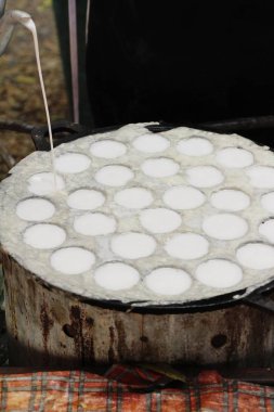 Hindistan cevizi sütü karıştırın şeker ve un, Tay tatlı