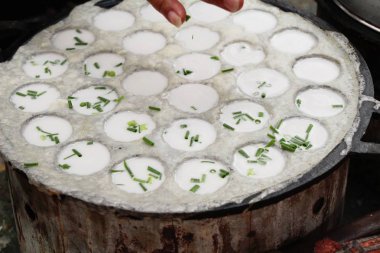 Hindistan cevizi sütü karıştırın şeker ve un, Tay tatlı