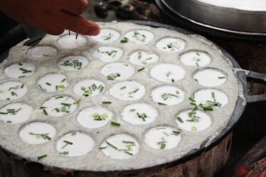 Hindistan cevizi sütü karıştırın şeker ve un, Tay tatlı