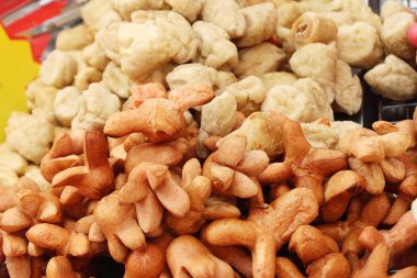 Kızarmış köfte ve sosis sokak gıda