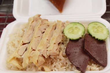 Tavuk sosu ile lezzetli haşlanmış pirinç