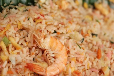 Kızarmış karides sebzeli pirinç lezzetli