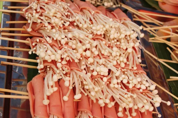 培根裹蘑菇美味在街头食品 — 图库照片