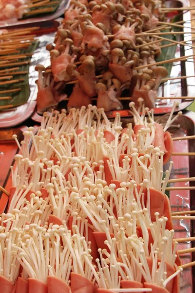 Bacon Avvolto Funghi Deliziosi Cibo Strada — Foto Stock
