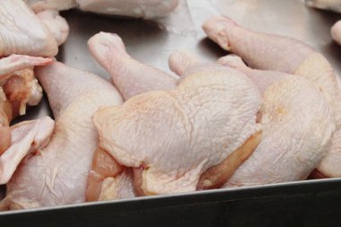 Belgili tanımlık çarşı içinde yemek pişirmek için taze tavuk