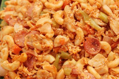 Domuz eti ve sebze spagetti lezzetlidir