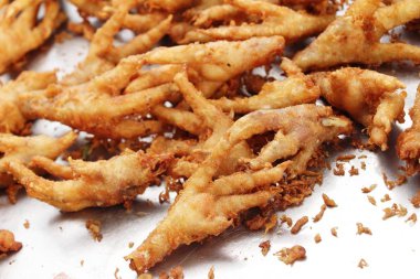 Kızarmış tavuk ayağı sokak gıda lezzetli