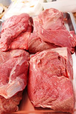 markette yemek pişirmek için ham sığır eti