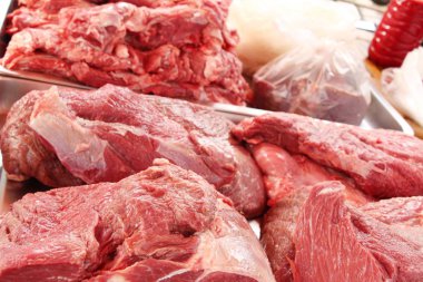 markette yemek pişirmek için ham sığır eti
