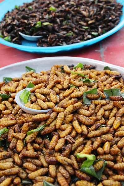 Fried ipek solucanlar sokak gıda lezzetli