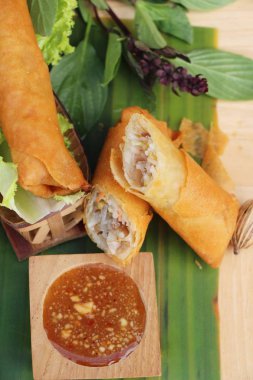 Meze yemek için geleneksel tava böreği