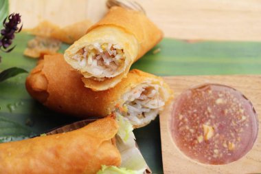 Meze yemek için geleneksel tava böreği