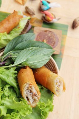 Meze yemek için geleneksel tava böreği