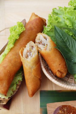 Meze yemek için geleneksel tava böreği