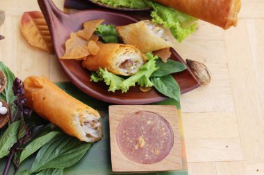 Meze yemek için geleneksel tava böreği