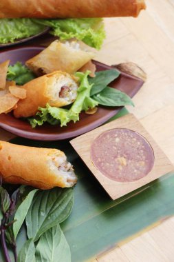 Meze yemek için geleneksel tava böreği